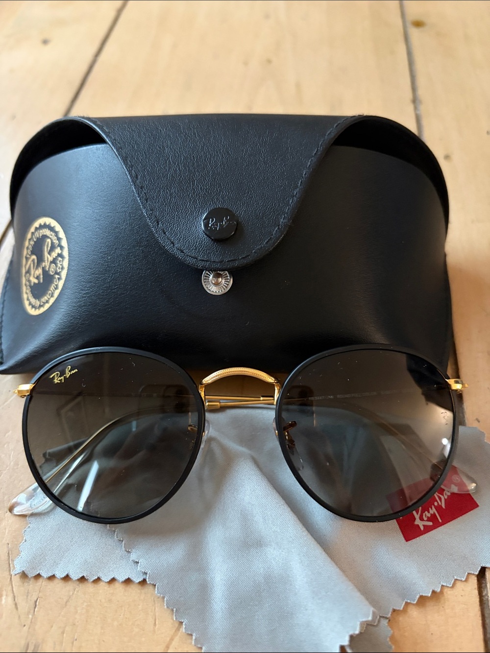 Ray-Ban Round Metal Sunglasses - Black/Gold